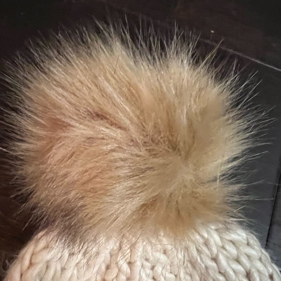 Shiraleah Chicago Pom beanie - Picture 4 of 5